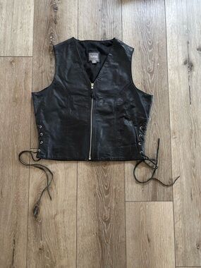Wilson’s leather womens leather vest with tie sides. Size medium